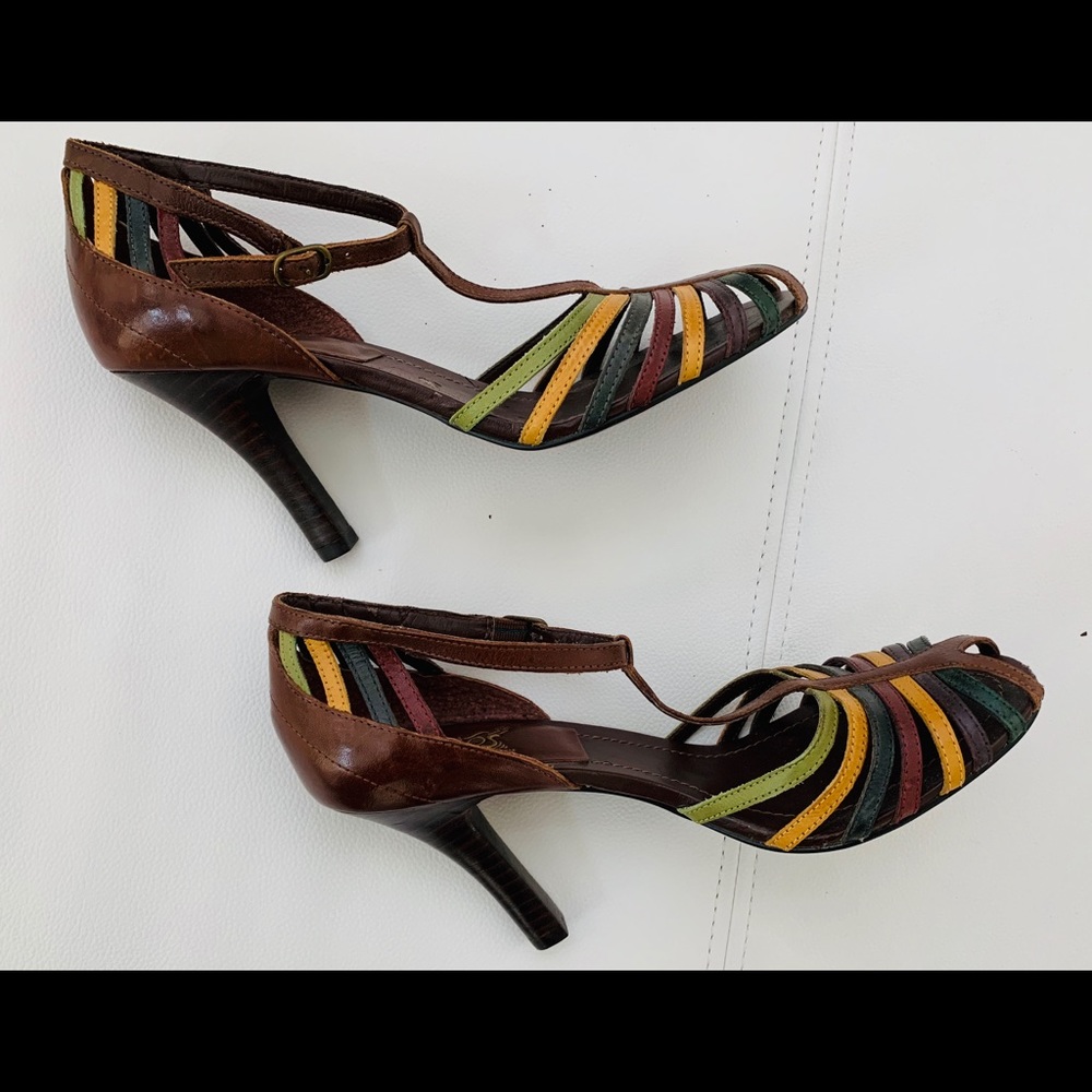 Carlos by Carlos Santana HARP sandals.
7 M